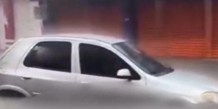 Carro fica submerso no Centro de Manaus durante forte chuva