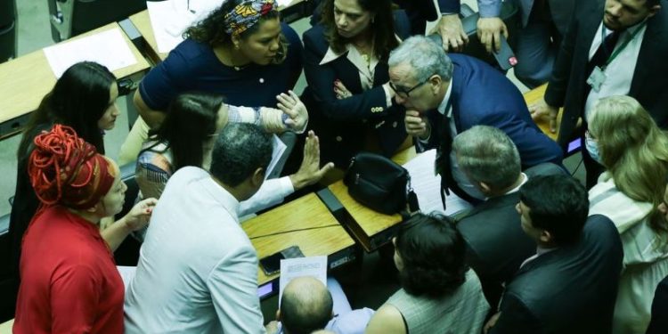 Câmara aprova PEC que perdoa multas e cotas raciais de partidos