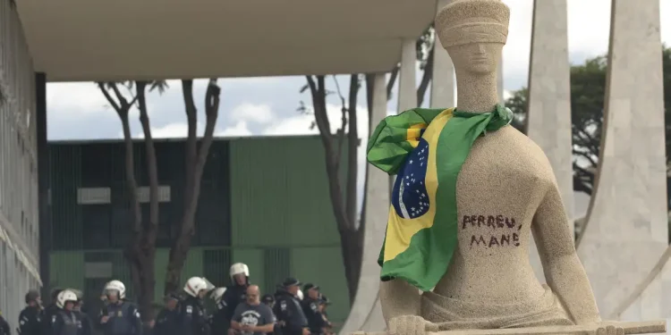 PGR denuncia mulher que escreveu Perdeu, mané em estátua no STF