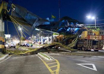 Justiça manda apreender bens da empresa dona de veículo que derrubou passarela em Manaus