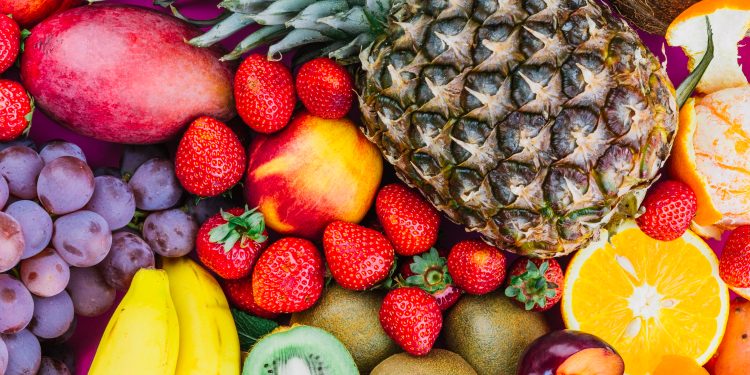 Descubra os benefícios nutricionais das frutas, de acordo com a cor que elas possuem