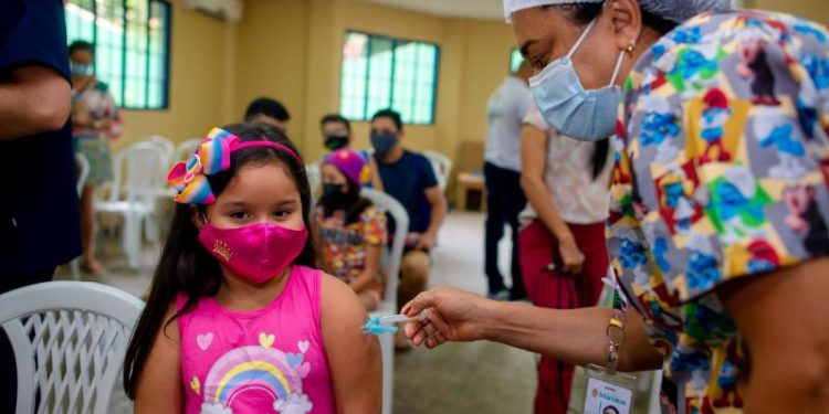 Ginecologista alerta para vacinação contra o HPV e cuidados desde a puberdade