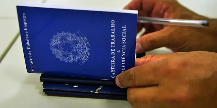 Desemprego cai para 6,8% no trimestre encerrado em julho