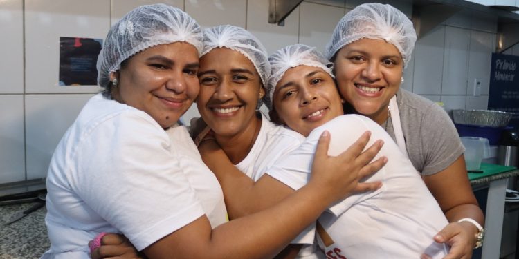 Projeto que capacita mães solos migrantes e refugiadas abre inscrições gratuitas em Manaus