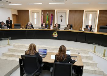 TCE-AM multa prefeito de Atalaia do Norte por falta de atualização no portal da transparência