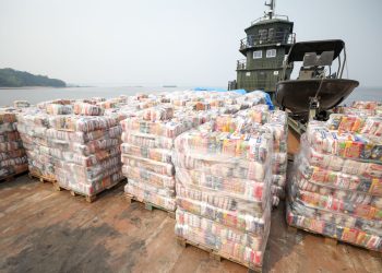 Governador Wilson Lima acompanha primeiro envio de ajuda humanitária para municípios já afetados pela estiagem