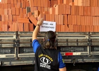 Ipem-AM interdita 5 mil tijolos irregulares em loja de material de construção na zona Norte de Manaus