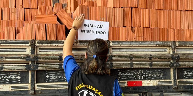 Ipem-AM interdita 5 mil tijolos irregulares em loja de material de construção na zona Norte de Manaus