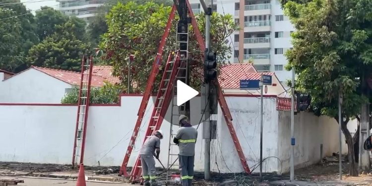 Incêndio destrói fiação elétrica em cruzamento da zona Centro-Sul e trânsito é desviado   