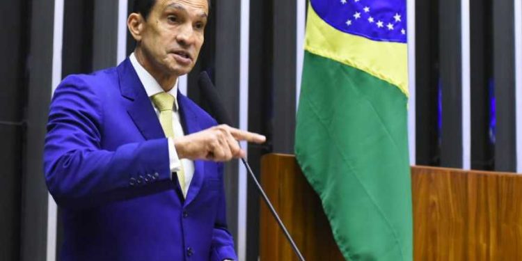 Sidney Leite pede que Dnit reveja portaria que restringe volume de cargas na BR-319