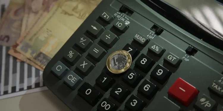 Endividamento das famílias brasileiras cai para 78,5% em julho