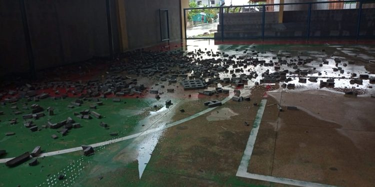 Temporal destelha casas e derruba parede de escola em Manacapuru