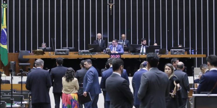 Câmara aprova emendas ao projeto que dispensa licitação durante calamidades