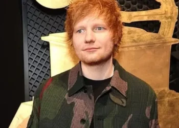 Ed Sheeran chega ao Brasil e vai ao Maracanã assistir jogo da Libertadores