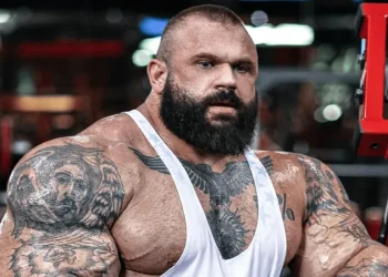 Fisiculturista que comia 16 mil calorias por dia morre aos 36 anos após parada cardíaca