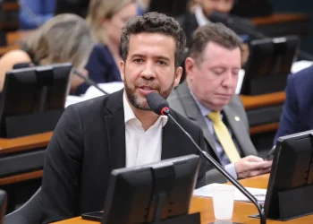 PF indicia deputado Janones por suspeita de esquema de ‘rachadinha’
