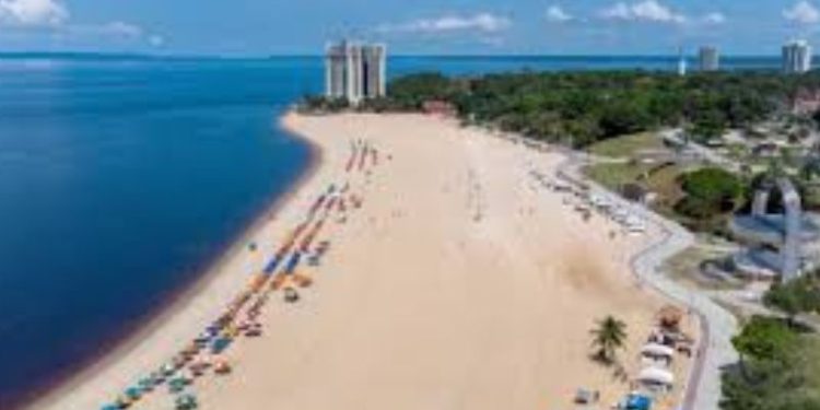 Praia da Ponta Negra é interditada após atingir cota de segurança em Manaus