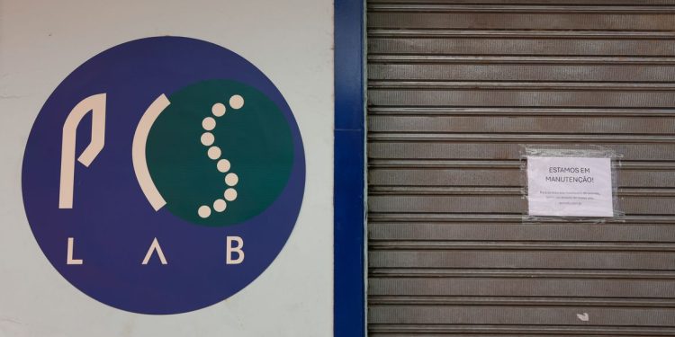 Polícia investiga laboratório por infecções por HIV no Rio