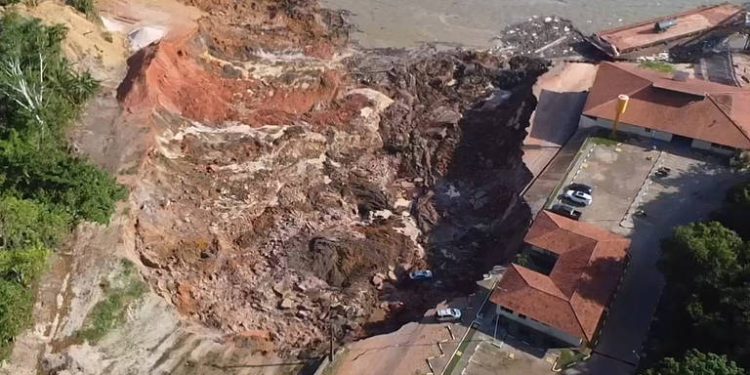 Defensoria atua para ajudar famílias atingidas por desabamento em Manacapuru