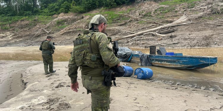 PMAM e PF apreendem lancha de narcoguerrilheiros em Codajás