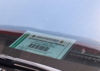 Idosos e PcDs têm opção de obter credencial de estacionamento por meio de aplicativo