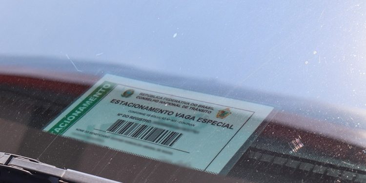 Idosos e PcDs têm opção de obter credencial de estacionamento por meio de aplicativo