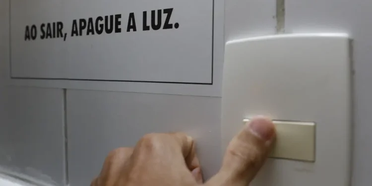 Aneel reduz para amarela bandeira tarifária de energia em novembro