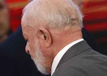 Lula vai a hospital e retira pontos de corte após queda