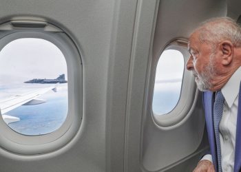 Avião de Lula tem problema técnico no ar e retornará ao México