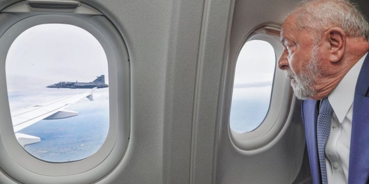 Avião de Lula tem problema técnico no ar e retornará ao México