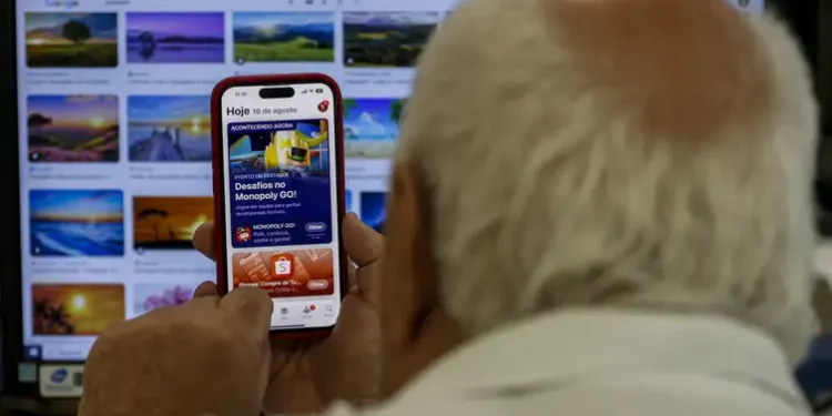 Número de lares urbanos com internet passou de 13% para 85% em 20 anos