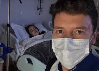 Rodrigo Faro tranquiliza fãs após cirurgia da esposa: ‘Primeira batalha vencida’