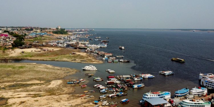 Rio Negro atinge menor nível em 122, com 12,68 metros