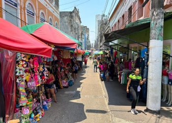 Fecomércio AM divulga horário de funcionamento do comércio no feriado