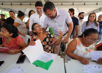 Wilson Lima entrega títulos definitivos para moradores da Zona Sul de Manaus