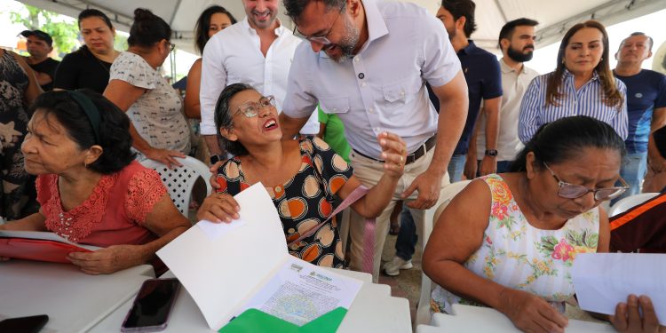 Wilson Lima entrega títulos definitivos para moradores da Zona Sul de Manaus