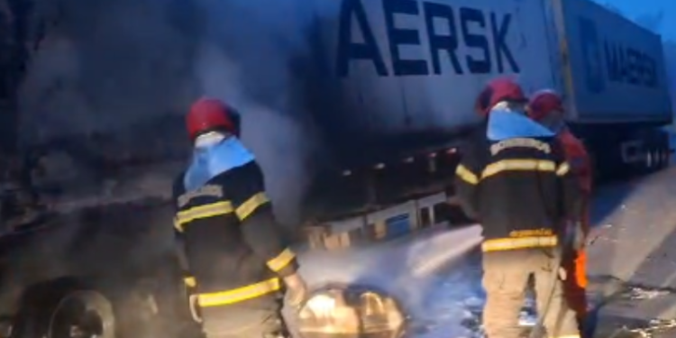 Acidente entre dois caminhões na BR-174 deixa três pessoas feridas