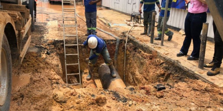 Águas de Manaus é multada em R$ 420 mil por rompimento de adutoras