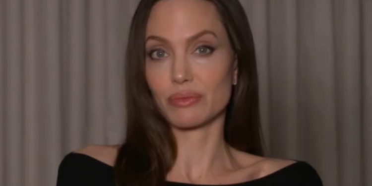 Angelina Jolie vive crise financeira após divórcio, diz site