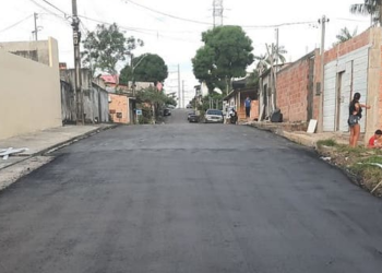 Moradores recebem títulos definitivos de imóveis em Manaus