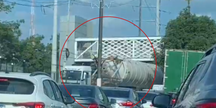 Motorista de carreta é autuado após atingir passarela