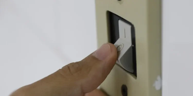 Bandeira amarela passa a valer e conta de luz ficará mais barata