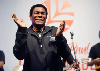 Neguinho da Beija-Flor anuncia que vai se aposentar após Carnaval de 2025