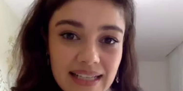 Hacker invade celular da atriz Sophie Charlotte