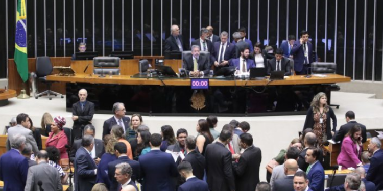 Câmara revoga novo seguro DPVAT e limita bloqueio de emendas