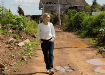 Atriz Cate Blanchett visita cidades afetadas pela enchente no Rio Grande do Sul