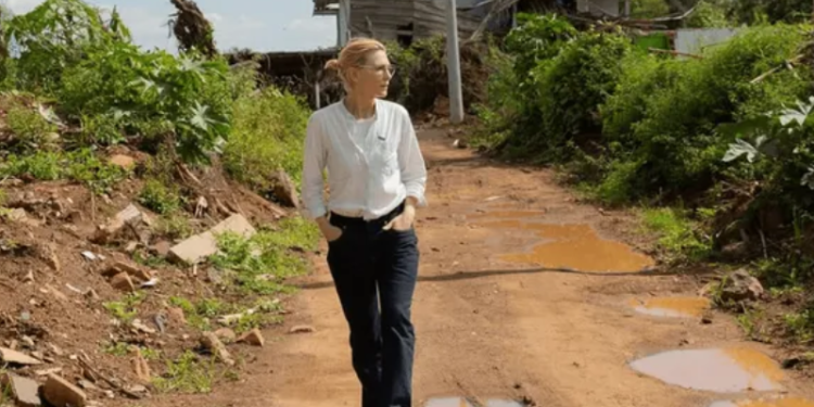 Atriz Cate Blanchett visita cidades afetadas pela enchente no Rio Grande do Sul
