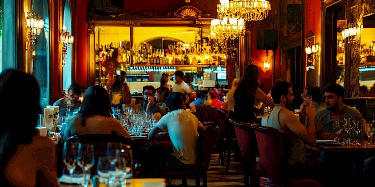 Bares e restaurantes projetam alta de até 20% no faturamento em dezembro