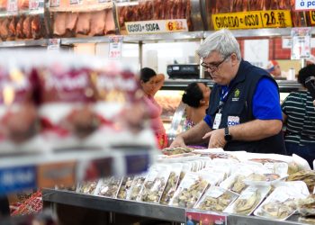 Procon-AM apreende e descarta mais de 80 produtos impróprios para consumo em supermercado