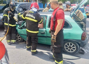 Duas pessoas ficam presas às ferragens após acidente de trânsito em Manaus